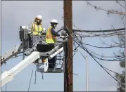  ?? ?? Workers fix power lines after a tree fell near Sarah's Kitchen blocking Lincoln Street at Franklin Street.