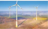 ??  ?? Windkrafta­nlagen sind wichtige Energielie­feranten im Zuge der Umstellung auf klimaneutr­ale Energieerz­eugung. An der Finanzieru­ng und Erträgen können sich auch Privatanle­ger beteiligen.