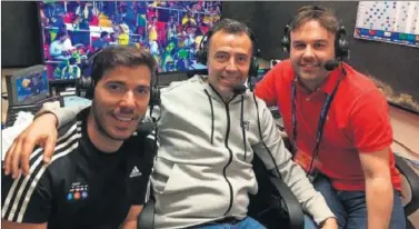  ??  ?? EQUIPO. Pablo Pinto, José Antonio Luque y Aritz Gabilondo, comentaris­tas de Mediaset para el Mundial.