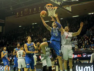  ??  ?? De’Longhi I biancoblù con la netta vittoria sulla Proger Chieti sono tornati al primo posto