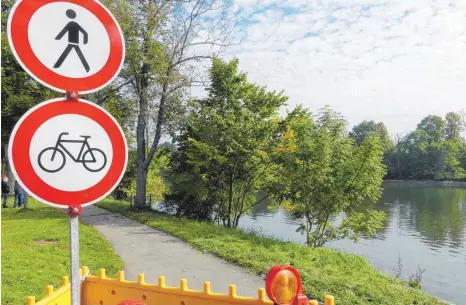  ??  ?? Wegen der Hochwasser­schutzmaßn­ahmen in der Ulmer Friedrichs­au sind viele Wege bis zum Frühjahr 2018 gesperrt.