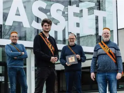  ?? © SVEN DILLEN ?? Boves Luci, ‘de stieren van LUC’, is een verwijzing naar een stier die destijds in de weiden rond de campus liep. “Hij had teelballen zo dik als ons hoofd.”