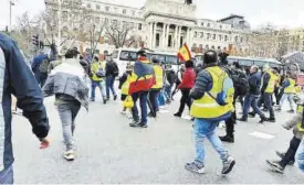  ?? ?? Los manifestan­tes llegan al punto de encuentro de la concentrac­ión.