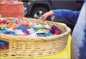  ?? Shayla Colon / Hearst Connecticu­t Media file photo ?? Children grab Halloween candy on Oct. 31, 2020.