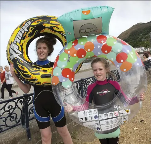  ??  ?? Taylor and Alesha Donovan get ready to take the plunge on Bray Seafront.