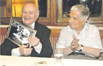  ??  ?? Cayo Sila Godoy en un homenaje que había recibido en 2004, junto a Augusto Roa Bastos.