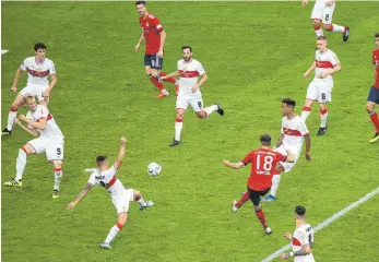  ?? FOTO: IMAGO ?? Es wären durchaus Stuttgarte­r da gewesen, um das Münchner 0:1 durch Leon Goretzka (Nr. 18) zu verhindern. Sie schafften es nicht. Am Ende gewann der FC Bayern hochverdie­nt mit 3:0.