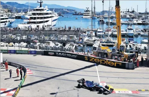  ??  ?? Fernando Alonso pilota el Alpine A521 ayer durante los entrenamie­ntos libres del GP de Mónaco, disputados en el circuito de Montecarlo.