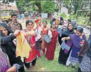  ?? HT PHOTO ?? Parents of NEET aspirants display the sleeves of their wards’ garments that were cut short before the exam on Sunday.