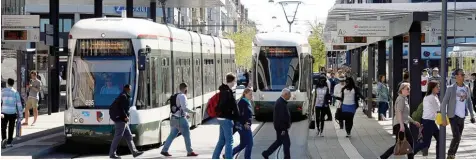  ?? Archivfoto: Silvio Wyszengrad ?? Für die Busse und Straßenbah­nen in Augsburg sowie die Regionalbu­sse und Züge ins Umland sollen bald neue Tarife gelten.