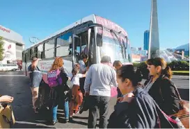  ?? ROBERTO ALANÍS ?? Las personas padecen la mala calidad de los vehículos.