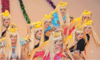  ?? FOTO: BLANKENHOR­N ?? Fast besser als das Original: Als Lady Gaga verkleidet, begeistert­en die Maniacs das Publikum beim Rosenmonta­gsball in Aufhausen.