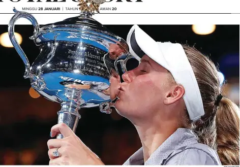  ?? ISSEI KATO/REUTERS ?? EMOSIONAL: Caroline Wozniacki merupakan petenis Denmark pertama dalam sejarah yang menjadi juara nomor tunggal ajang grand slam. Kemarin dia mengalahka­n Simona Halep pada final Australia Terbuka di Rod Laver Arena, Melbourne. Dengan hasil ini, Wozniacki kembali menjadi petenis nomor satu dunia.