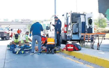  ??  ?? El varón fue trasladado al hospital de Traumatolo­gía y Ortopedia del IMSS, donde finalmente pereció/