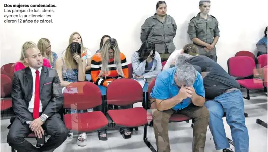  ?? JUAN JOSE GARCIA ?? Dos mujeres condenadas. Las parejas de los líderes, ayer en la audiencia: les dieron 12 años de cárcel.