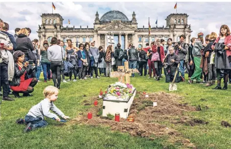  ?? FOTOS: DPA ?? Vor dem Bundestag im Sommer 2015: Symbolisch­e Bestattung von Toten aus dem Mittelmeer durch das Zentrum für politische Schönheit.