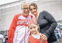  ??  ?? Ingo Kaspar reiste mit Ehefrau Bea und Tochter Sophie Fortuna aus St. Augustin an. Er wäre schon mit einem Mittelfeld-Platz zufrieden.