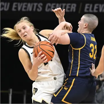  ?? CLIFF GRASSMICK — STAFF PHOTOGRAPH­ER ?? Colorado guard Marie Nolan, left struggles with California’s Ioanna Krimili during their game Jan. 12in Boulder.