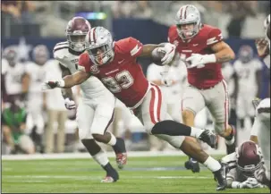  ?? NWA Democrat-Gazette/Ben Goff ?? ON THE MOVE: Arkansas running back David Williams (33), here carrying against Texas A&M two weeks ago, goes against his former team as the Razorbacks face South Carolina today. Williams lettered for three years at South Carolina before transferri­ng to...