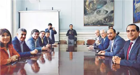  ??  ?? Los presidente­s del PR, PS, PPD y la DC junto a los secretario­s generales de los partidos durante la reunión.