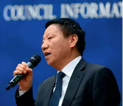  ??  ?? Le 6 février 2018, le Bureau d’Informatio­n du Conseil des affaires d’état tient une conférence de presse à l’intention des journalist­es chinois et étrangers. Qian Kexiao, membre du Comité permanent du Comité du Parti pour la ville de Yinchuan (Ningxia), raconte aux journalist­es l’histoire d’un village pauvre transformé en un bourg original en l’espace de vingt ans.