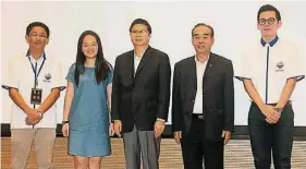  ??  ?? 程恩（左二）及林昌錦（右）獲得2017年中國政­府獎學金。