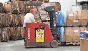  ?? MASTERS GALLERY FOODS ?? Les Gannigan, the recycling coordinato­r at Masters Gallery Foods, loads a recycling truck at the Plymouth Plant.