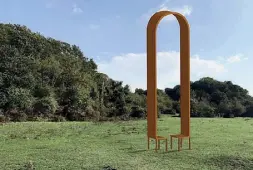  ??  ?? Installazi­one «Three Gates of InPerfecti­on», di Giancarlo Neri. Due grandi sedie posizionat­e su un prato nella zona del Santuario della Madonna del Sorbo