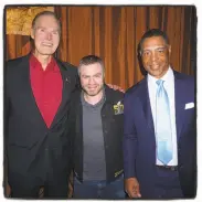  ??  ?? 49er Super Bowl champ Allan Kennedy (left), guest conductor Joshua Gersen, Hall-of-Famer Marcus Allen.