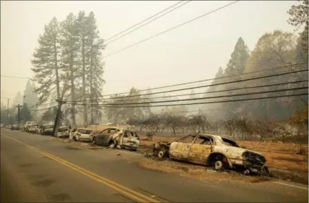  ?? NOAH BERGER — THE ASSOCIATED PRESS ?? Abandoned vehicles line Skyway after a wildfire burned through Paradise on Friday.