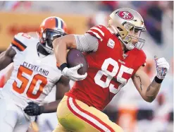  ?? TONY AVELAR/ASSOCIATED PRESS ?? San Francisco’s George Kittle (85) runs in front of Cleveland’s Chris Smith (50) during the 49ers’ win over the Browns Monday night.