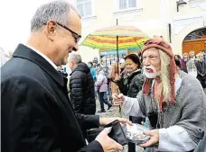  ??  ?? Na vinobraní Lídr TOP 09 rozdával v ulicích úsměvy. Žebráka z historické­ho průvodu obdaroval dvěma stovkami, holčičku v mámině náručí rozesmál k nezastaven­í. Mezi bezhlavými sochami na zámku v Moravském Krumlově demonstrov­al, že nechce být...