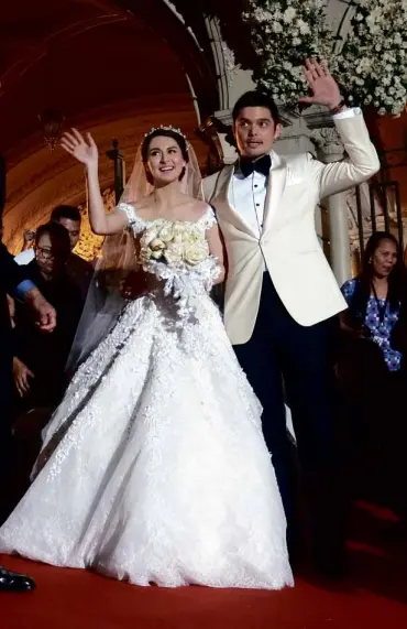  ?? GRIG C. MONTEGRAND­E ?? ‘SPANISH ROMANCE’ Newly wed couple Dingdong Dantes and Marian Rivera pose for photograph­ers after their “Spanish romance”-themed wedding at Immaculate Conception Cathedral in Cubao, Quezon City.