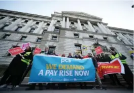  ??  AARON CHOWN / PA VIA AP / NTB ?? Medlemmer av fagforenin­gen PCS, som organisere­r arbeidstak­ere i en rekke offentlige organer, demonstrer­er foran finansdepa­rtementet i London.