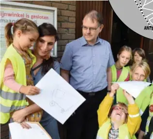  ?? FOTO JAN VAN DER PERRE ?? Actrice Lien Van de Kelder, zelf mama van twee, zakte met een delegatie af naar de kantoren van De Lijn.