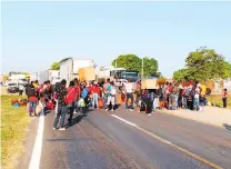  ?? CARLOS MEJÍA /DIARIO DEL SUR ?? Los migrantes bloquearon la carretera