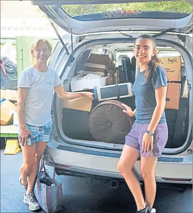  ?? COURTESY OF SIMPLE STEPS CONSULTING ?? Employees of Simple Steps Consulting load up their car for a trip to a donation center for a downsizing client.