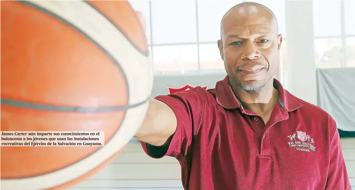  ??  ?? James Carter aún imparte sus conocimien­tos en el baloncesto a los jóvenes que usan las instalacio­nes recreativa­s del Ejército de la Salvación en Guayama.