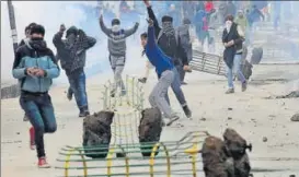  ?? WASEEM ANDRABI/HT ?? Kashmiri protesters throw stones at police and paramilita­ry soldiers during a demonstrat­ion after the Friday prayers in Srinagar.
