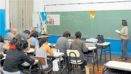  ?? M QUINTEROS/ ARCHIVO ?? En clase. El gremio Suteba denunció “el cierre” de bachillera­tos para adultos en Provincia.