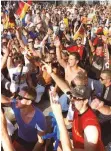  ?? FOTO: R. RASEMANN ?? Bilder wie diese aus dem Jahr 2010 wird es in Ulm 2016 nicht geben: Das Public Viewing während der Fußball-Europameis­terschaft im Sommer fällt aus.