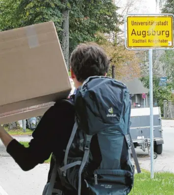  ??  ?? In den kommenden Wochen gehen viele Studienanf­änger in Augsburg auf Wohnungssu­che. Die Auswahl an kleinen Apartments ist deutlich gestiegen. Aber nicht alle Mieten in Neubauten sind mit einem kleinen Budget bezahlbar.