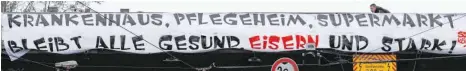  ?? FOTO: MATTHIAS KOCH/IMAGO IMAGES ?? So wie die Fans des 1. FC Union Berlin mit diesem Banner gehen derzeit viele Fanszenen voran.