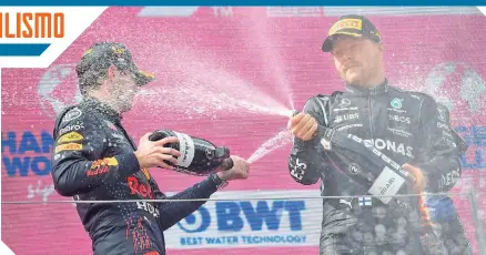  ??  ?? El piloto de Red Bull, Max Verstappen (izq),
celebra junto al finlandés Valtteri Bottas, de Mercedes.