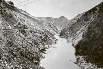  ?? COPIES OF PICTURE AVAILABLE FROM ODT FRONT OFFICE, LOWER STUART ST, OR WWW.OTAGOIMAGE­S.CO.NZ ?? The Otago Central Railway descends into the Taieri Gorge, near Hindon. — Otago Witness, 7.11.1922
