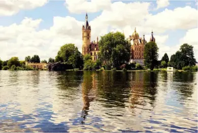  ??  ?? Abajo, vista del palacio de Schwerin, capital del estado federado de Mecklembur­go-Pomerania Occidental, en Alemania, construido en el siglo X.