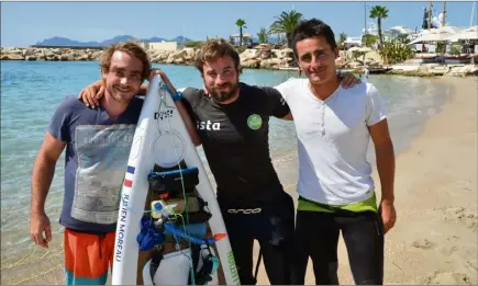  ?? (Photo S. Maillard) ?? Julien Moreau (en noir) entouré de Thibault et Bryan, ses potes éco-citoyens au centre nautique de Cannes.