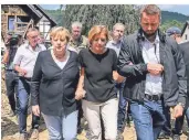  ?? FOTO: DPA ?? Angela Merkel (l.) und Malu Dreyer (M.) im verwüstete­n Dorf Schuld an der Ahr. Dreyer leidet an Multipler Sklerose, deswegen fällt ihr das Gehen schwer.