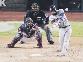  ??  ?? PALOTE. El venezolano Robinson Chirinos conectó sendos jonrones en los juegos 3 y 4 de la Serie Mundial para guiar a los Astros a empatar la misma a dos triunfos por bando. El quinto juego de la serie se jugaba anoche, pasado el cierre de esta edición.