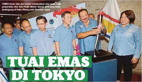  ?? FOTO: OWEE AH CHUN ?? TUNKU Imran (dua dari kanan) memacakkan obor pada majlis penyerahan obor Asia Pacific Master Games 2018 yang bakal berlangsun­g di Pulau Pinang pada Disember depan.